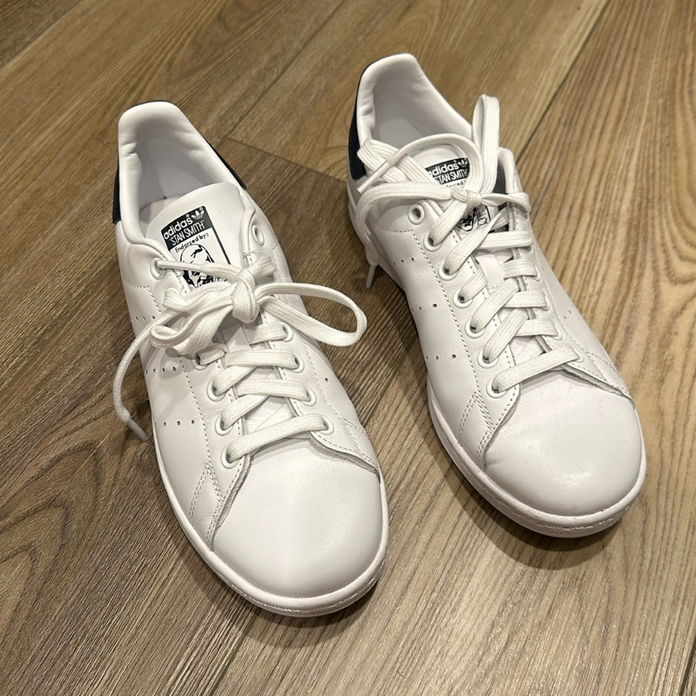 White Adidas sneakers, size 6.5